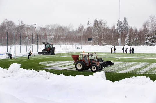 Medan målvakterna värmer upp jobbas det in i det sista