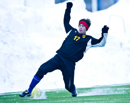Konstgräs, snö på plan, snödrivor