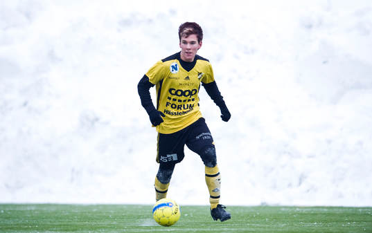 Konstgräs, snö på plan., snödrivor. André Bengtsson