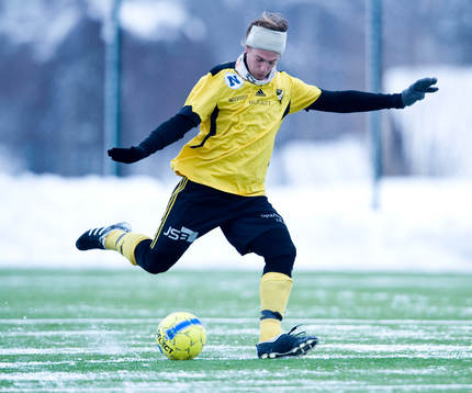 Konstgräs, snö på plan. Victor Bergström