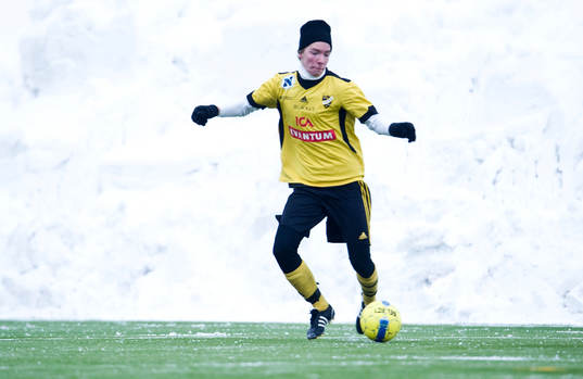 Konstgräs, snö på plan., snödrivor. Linus Berg