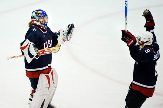Jessie Vetter, målvakt, och Molly Engstrom, USA, glädje,