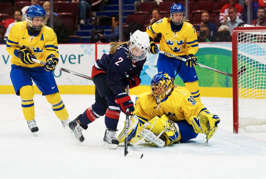 Erika Lawler, USA, oroar framför Kim Martin, målvakt,