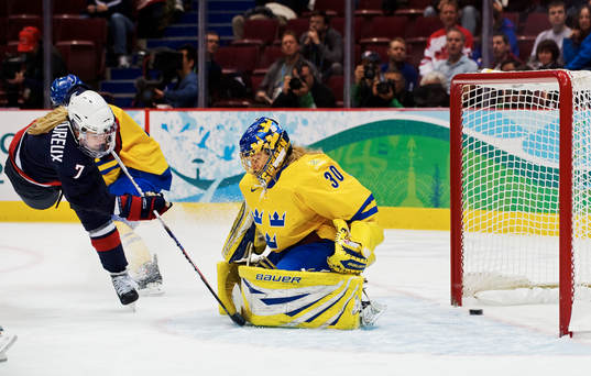 Monique Lamoureux, USA, gör mål bakom Kim Martin,