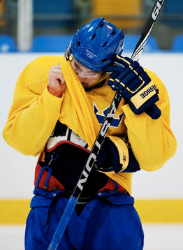 Henrik Zetterberg torkar sitt visir
