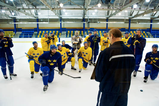 Bengt-Åke Gustafsson, tränare, ger träningsinstruktioner