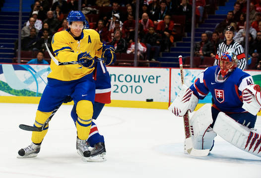 Daniel Alfredsson, Sverige, oroar framför Jaroslav Halak,