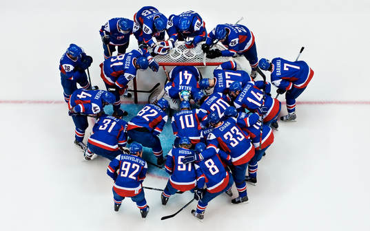 Samling runt Jaroslav Halak, målvakt, innan matchstart