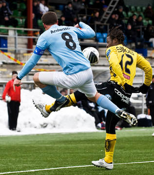 Daniel Andersson bryter framför Amadou Jawo