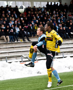 Daniel Andersson bryter framför Amadou Jawo