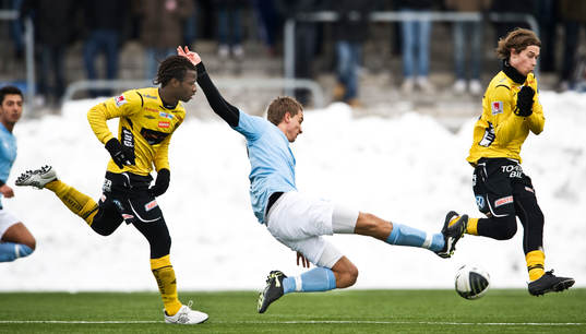 Jasmin Sudic, Malmö, bryter framför Amadou Jawo och