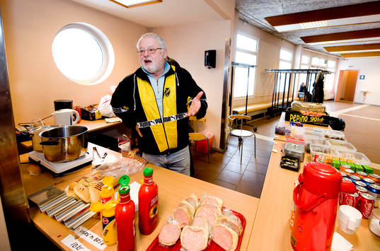 Douglas Ahlqvist, fixar i kiosken