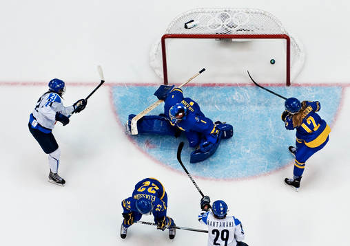 Bläddra bland fler bilder av OS 2010, Ishockey, dam, Finland - Sverige