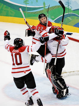 Hayley Wickenheiser, Kanada, och Shannon Szabados,