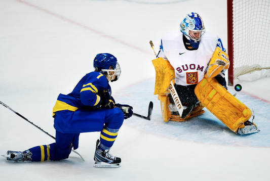 Maria Rooth, Sverige, och Noora Raty, målvakt, Finland