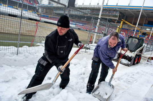 Snöröjning på Råsunda Stadion