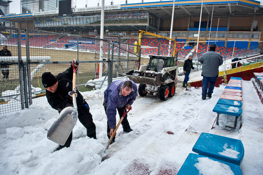 Snöröjning på Råsunda Stadion
