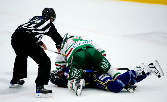 Per Ledin, HV71 och Robert Kantor, Rögle, slagsmål