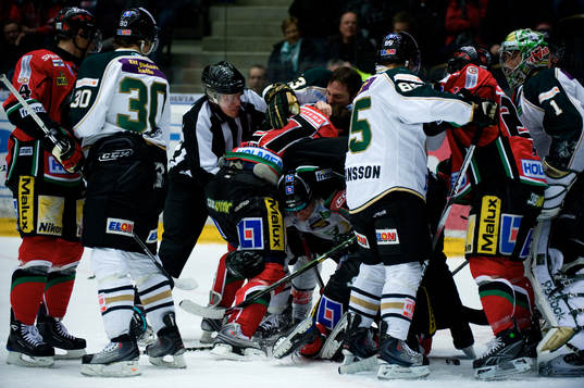 Slagsmål mellan Ari Vallin, Färjestad och Josh Green, Modo