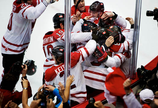 Sidney Crosby, Kanada, kramas om av sina lagkamrater
