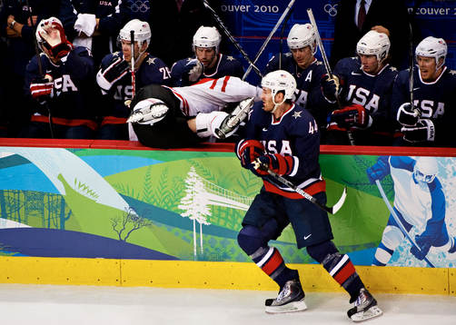 Brooks Orpik, USA, skickar upp Dany Heatley, Kanada,