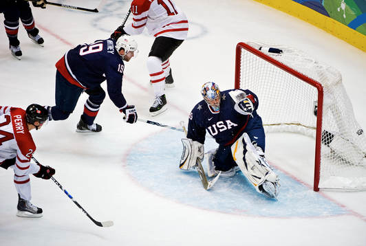 Corey Perry, Kanada, skjuter in 0-2 bakom Ryan Miller,