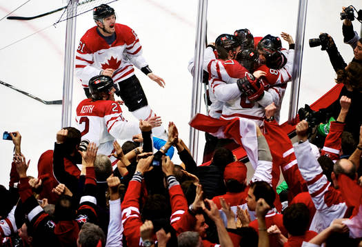 Sidney Crosby, Kanada, kramas om av sina lagkamrater