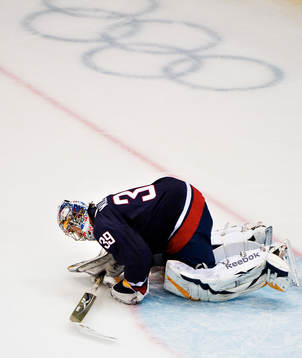 Ryan Miller, målvakt, USA, ligger kvar och deppar på isen