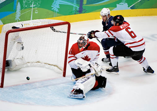 Shea Weber, Kanada, kan inte stoppa Ryan Kesler, USA, från