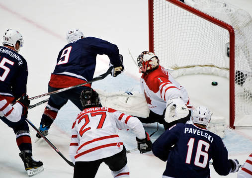 Zach Parise, USA, gör 2-2 bakom Robert Luongo, målvakt,