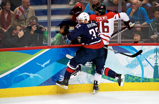 Dustin Brown, USA, tacklar Jonathan Toews, Kanada