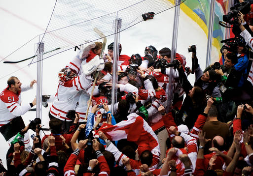 Sidney Crosby, Kanada, kramas om av sina lagkamrater