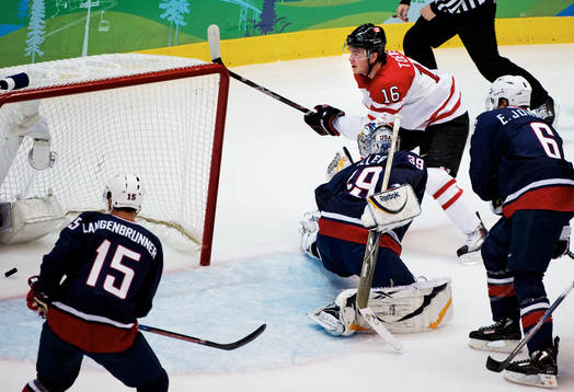 Jonathan Toews, Kanada, gör 0-1 bakom Ryan Miller,