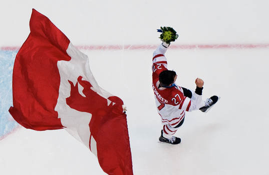 Scott Niedermayer, Kanada, åker runt på isen och jublar