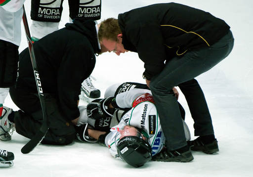 Mikael Simons, Mora skada
