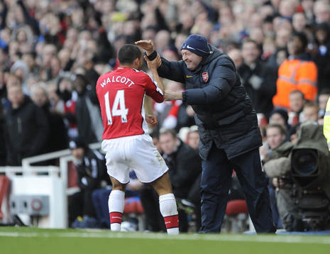 Theo Walcott och Paul Johnson, materialförvaltare,