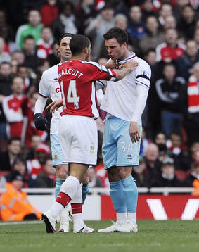 Theo Walcott, Arsenal, och Danny Fox, Burnley