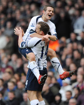 Jack Wilshere och Kevin Davies, glädje, jubel