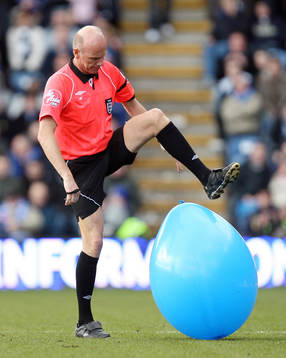 Steve Bennett, domare, gör processen kort med en ballong