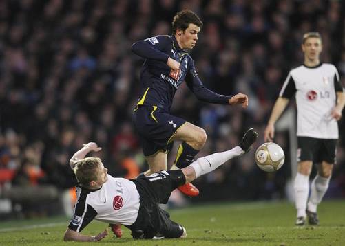Gareth Bale, Tottenham och Damien Duff, Fulham. (tackling,
