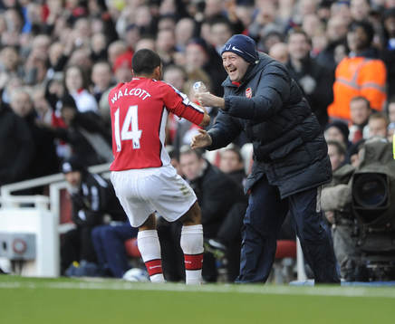 Theo Walcott och Paul Johnson, materialförvaltare,