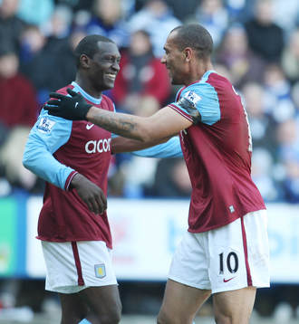 Emile Heskey och John Carew, glädje, jubel