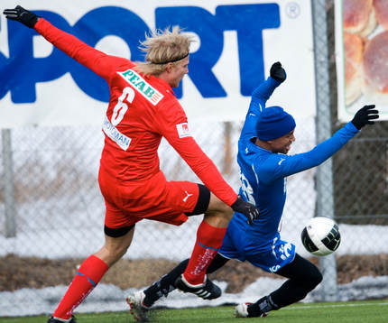 Paulus Arajuuri, Kalmar, trycker till Marcus Olsson,