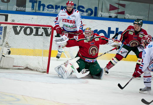 Sebastian Erixon, Timrå, gör 1-0 bakom Johan Holmqvist,