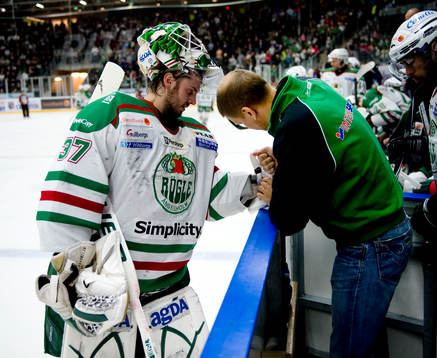 Cristopher Nihlstorp, målvakt, Rögle, får hjälp av