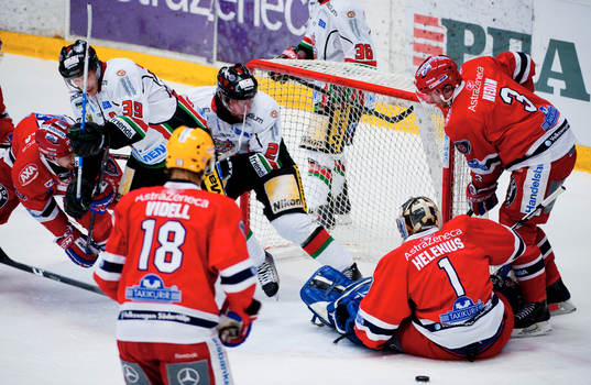 Riku Helenius, målvakt Södertälje, och Per Svartvadet,