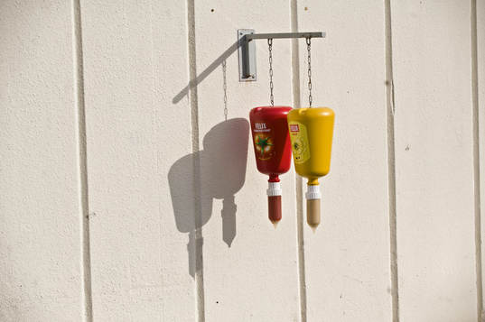 Vägg, senap, ketchup, skugga, ställning, genre