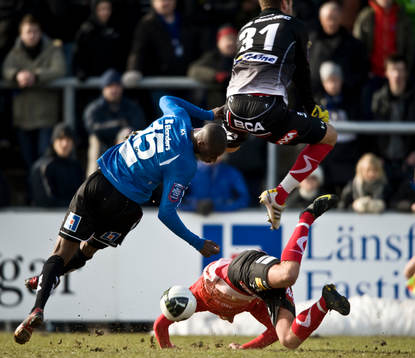 Joe Sise, Halmstad och Viktor Noring, målvakt, Trelleborg