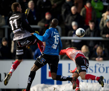 Joe Sise, Halmstad och Viktor Noring, målvakt, Trelleborg