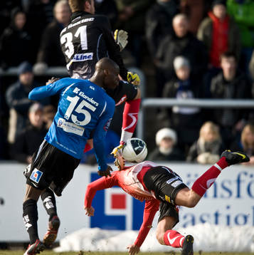 Joe Sise, Halmstad och Viktor Noring, målvakt, Trelleborg